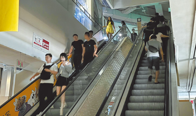 宜蘭市神農商圈及新月廣場22日下午1時43分突然大停電,賣場陷入一片黑暗,讓民眾相當錯愕。(民眾提供/吳佩蓉宜蘭傳真) image