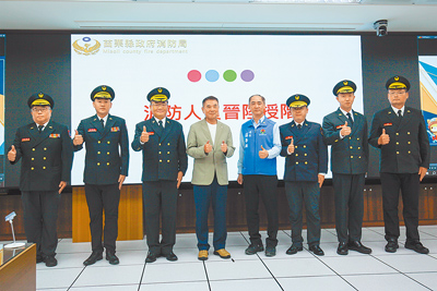 苗栗縣消防局24日舉行表揚大會,苗栗縣長鍾東錦(左四)嘉許表現優異的消防人員。(呂麗甄攝) image