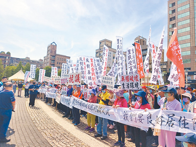 桃園新屋居民不滿養豬業者要設置豬舍,地方卻一直到設置施工圍籬才發現,24日到桃園市政府前抗議。(賴佑維攝) image