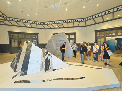 南美館1館即日起至10月26日展出「鹹鹹的風飛沙.鹽分地帶美術家的歸返」,集結18位「鹽分地帶」藝術家作品。(曹婷婷攝) image