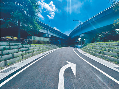 為改善台北市堤頂大道銜接國道1號北上的壅塞情形,北市新工處於內湖運動公園範圍新開設匝道,讓車輛提前匯入舊宗路2段進入國道北上線匝道口,縮短行車路徑、減緩車流堵塞,預計7月初通車。(台北市新工處提供/張珈瑄台北傳真) image