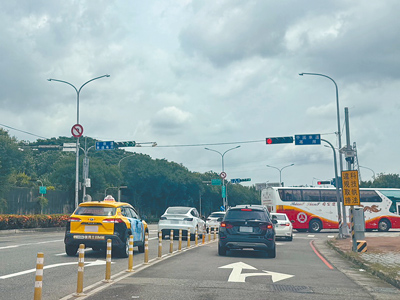 台中市烏日區高鐵東路與高鐵五路去年12月啟用科技執法,半年來已取締5523件,未依標誌、標線、號誌行駛占9成以上。示意圖,非違規車輛。(潘虹恩攝) image