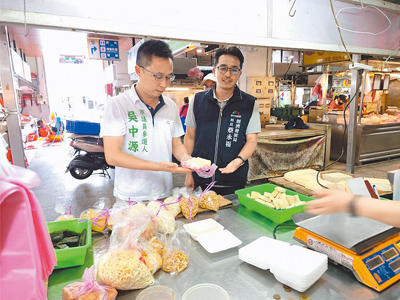 台中市大甲區第二公有市場攤商抱怨,氣溫飆升導致食物更容易腐壞,市府再不改善,生意就要做不下去了。(甲安埔愛鄉青年協會提供/温予菱台中傳真) image