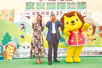 2025森遊竹縣代言人陳明珠(左)與新竹縣長楊文科(中)一同擺出探險的動作,邀請民眾體驗竹縣山林美好。(邱立雅攝) image