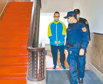 知名紙雕師蔣嘉凱(左)2021年在疫情警戒期間,進入超商被提醒戴口罩,他因此心生不滿,竟持刀刺死蔡姓店員,最高法院判處無期徒刑確定。(本報資料照片) image