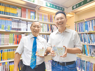 桃園諾貝爾書城近日將熄燈,創辦人藍源德(左)28日下午主講「書店不打烊:從老地方到新角落」,分享一路走來心路歷程,圖右為桃園市副市長蘇俊賓。(賴佑維攝) image