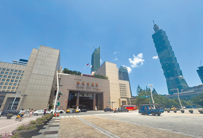 台北市政府大樓前市民廣場啟用至今已近30年,水景、舞台、廊道設施老舊,市府希望重新打造以提升廣場設施及景觀,將廣場定位為串聯大型活動的多功能空間。(邱芊攝) image