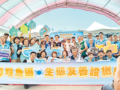 碧潭堰生態復育有成,新北市長侯友宜(第二排右五)3日視察碧潭堰魚道設施,了解新設的生態輔助措施。(高鈞麟攝) image
