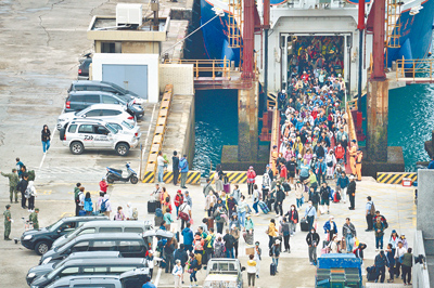 在藍眼淚奇景引爆話題下,2025年5月馬祖地區旅客總人次達2萬5879人次,較去年同期成長4.73%。(連江縣政府提供/高鈞麟連江傳真) image