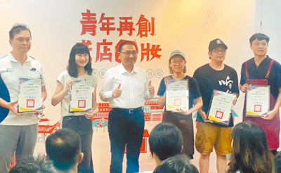 新北市青年局攜手文化局、經發局推出「新莊廟街特色店家再造示範計畫」,市長侯友宜(左三)3日出席成果發表,並頒發獲選5間店家證明。(李育嫺攝) image