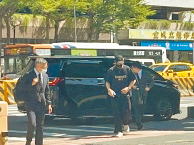 藝人王大陸(中)3日在委任律師曾益盛陪同下到新北地方法院開準備程序庭。(柯毓庭攝) image