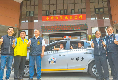 台中市清水區「五里聯防守望相助隊」3日舉行巡邏車交車典禮,與會出席台中市議長張清照(左三)、台中市議員楊典忠(左二)及台中市民政局長吳世瑋(右二)等人。(温予菱攝) image