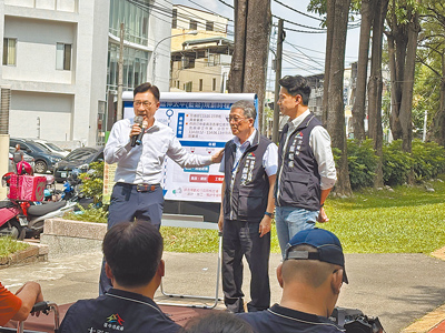 台中市太平在地議員邀立法院副院長江啟臣(左起)、台中市捷運工程局長蘇瑞文、台中市交通局長葉昭甫等人在太平運動場辦理「捷運藍線延伸太平現勘」說明會。(馮惠宜攝) image