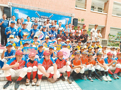 「2025年半線盃社區少年棒球錦標賽」與「2025年卦山盃全國少棒、青少棒錦標賽」宣傳記者會,3日在彰化縣警局中庭登場。(葉靜美攝) image