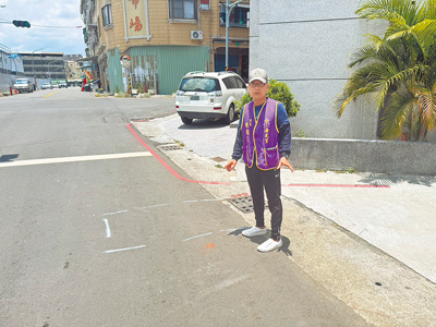 高雄市鳳山區瑞光街與勝愛街口逢雨必淹水,海光里長廖國誌說,排水箱涵缺乏宣洩口,導致水排不出去。(紀爰攝) image