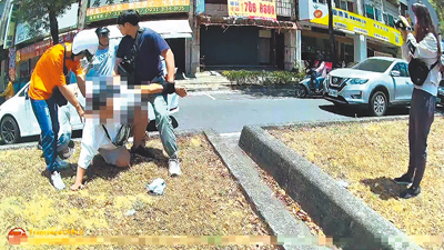 高雄市警察局刑事大隊偵查第七隊逮捕夫妻檔,查獲面交贓款新台幣30萬元。(讀者提供/洪靖宜高雄傳真) image