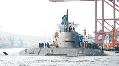 國造潛艦海鯤號3日上午8時第3度自高雄港台船乾塢出港,在外海展開浮航海測,執行各系統海上動態組合驗證及潛望鏡功能測試。(丁治綱攝) image