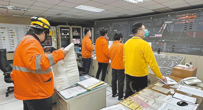 台鐵七堵調車場平均一天調動200多列次,因場內線型複雜,內部評為高難度調車場。圖為今年1月七堵調車場事故後辦理行車安全檢查。(台鐵公司提供/蔡明亘台北傳真) image
