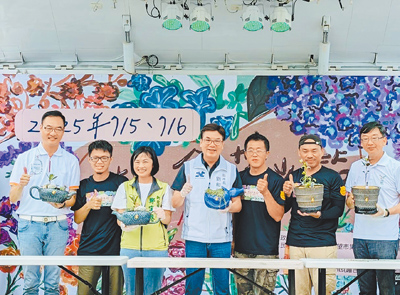 「新北植愈蒔光節」5日淡水登場,新北市副市長劉和然(中)出席開幕儀式,在地青農、綠植店家及陶藝家現場設攤展售。(李育嫺攝) image