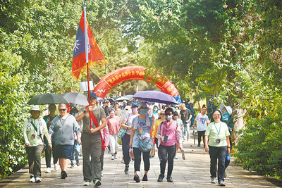金門國家公園歡慶成立30周年,5日上午於中山紀念林舉辦「老兵帶小兵齊步走─中山林軍事體驗活動」。(金管處提供/于家麒金門傳真) image