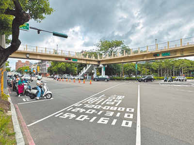 新竹市政府5日宣布自8月1日起,中央路與自由路口開放機車直接左轉,並拆除二段式左轉牌面。(陳育賢攝) image