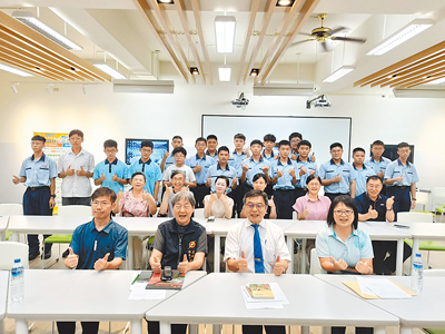 AI浪潮來勢洶洶,台中光華高工開設AIoT智慧聯網課程,5日成果發表會由校長賈德琪(前排左二)主持。(陳淑娥攝) image