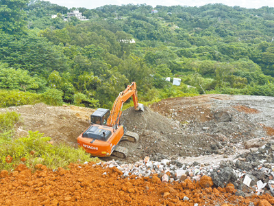 新竹縣寶山鄉峰城路三叉凸段5日上午遭不肖人士再度偷倒廢棄物。(竹東警分局提供/邱立雅竹縣傳真) image