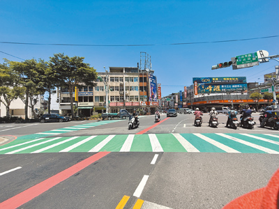 桃園市交通局2025年將「彩色導引標線」推廣到非匝道路口,擇定全市第6大易肇事路口的桃園區永安與三民路口試辦。(蔡依珍攝) image