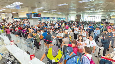 台金空中交通在停飛1天半後,7日下午恢復航運,近千名遭滯留旅客擠爆金門尚義機場大廳搶候補機位。(于家麒攝) image