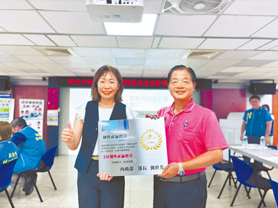 新北市林口區長鄭淑敏(前左)7日代表新北市頒發韌性社區2星認證予嘉寶里,謝謝里長對災害防治的用心。(林口區公所提供/張鎧乙新北傳真) image