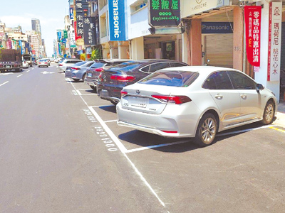 高雄市交通局建有公有停車服務資訊網,提供即時路邊車位查詢功能,不過民眾抱怨車格資訊更新與定位不夠即時。(任義宇攝) image
