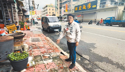 高雄鳳山區善美路與南榮路附近的人行道,有超過20年未整修,善美里長張育臺指出,目前地磚已經破損到出現明顯坑洞,民眾若不注意就會踩進洞裡。(紀爰攝) image