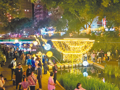 新北市中港大排光雕展2025年展期40天,累計超過66萬參觀人次,創下歷年最高的紀錄。(新北市水利局提供/張鎧乙新北傳真) image