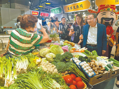 板橋黃石市場歷經5年改建,8日舉行開幕典禮,新北市長侯友宜(前排右)問候進駐攤商。(王揚傑攝) image