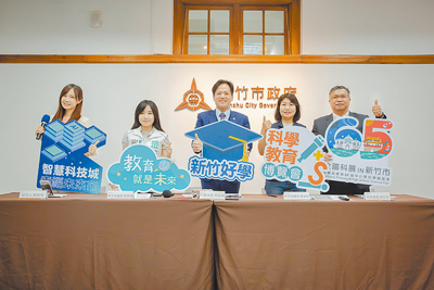 新竹市代理市長邱臣遠(中)8日說明通學步道優化、校舍整建、數位學習升級、運動設施改善、社區閱讀推廣、擴校增班與教學設備補助、教職人員福利提升,以及設置數位實驗高中等8大教育施政成果。(新竹市政府提供/王惠慧新竹傳真) image