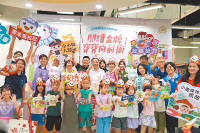 新竹縣政府文化局8日起與全縣13鄉鎮市公共圖書館,共同推出《閱讀金牌寶寶向前衝》嬰幼兒系列活動。(陳育賢攝) image