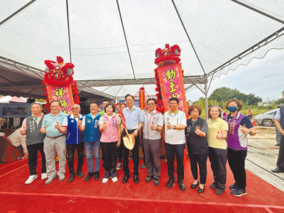 桃園市交通局斥近9400萬元興建龍潭轉運站,8日動工,市長張善政(中)表示,轉運站設置的地點距離龍潭交流道僅250公尺,將有效提升龍潭交通。(廖姮玥攝) image