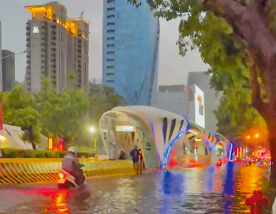 丹娜絲颱風還未到,台中市4、5日因外圍環流強降雨致台灣大道及文心路路口淹水,機車被迫在水中騎乘,險象環生。(市議會民進黨團提供/陳淑娥台中傳真) image