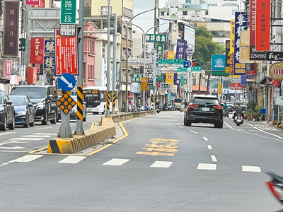 台南市中西區西門路二段部分單向2車道路段寫有「禁行機車」標字,被用路人批評是「道路陷阱」。(洪榮志攝) image