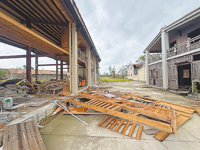 丹娜絲颱風襲擊鹽水岸內影視基地,其中又以《斯卡羅》場景受損最嚴重,牆壁門面都被大風「吹毀」。(曹婷婷攝) image