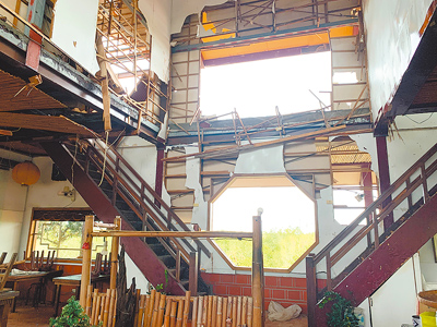 台南市七股區知名景觀餐廳「龍門客棧」的中式閣樓建築裝潢被「丹娜絲」颱風完全摧毀。(郭良傑攝) image