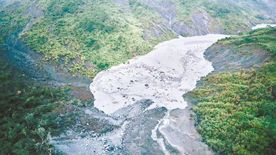 丹娜絲颱風過後,清水溪草嶺段形成堰塞湖,水利署第四河川分署9日發布潰決警戒。(竹山鎮公所提供/楊靜茹南投傳真) image