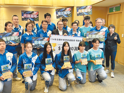 全中運日前落幕,新北市代表隊狂掃121金、101銀、160銅總計382面獎牌,勇奪17項團體種類錦標第1名及1項運動精神獎,新北市長侯友宜(二排左四)9日表揚選手及學校團隊,頒發獎勵金及培訓金總計4300萬元。(高鈞麟攝) image