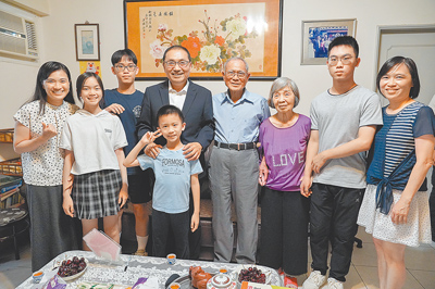 父親節將屆,新北市長侯友宜(右五)9日前往三重區向今年模範父親代表陳和國(右四)道賀。(新北市社會局提供/王揚傑新北傳真) image