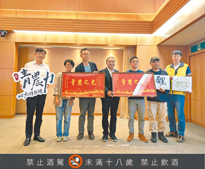 新北市青農李建緯(左三)、吳柏諺(右三)9日於市政會議中與市長侯友宜(左四)分享榮耀。(新北市農業局提供/王揚傑新北傳真) image