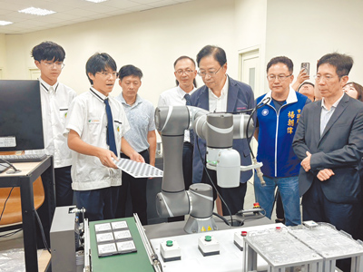 桃園市長張善政(右三)9日出席「高中智慧AI科學教育中心」揭牌儀式,透過與達明機器人合作,學生能夠操作產業級機器手臂,累積實務經驗與職涯探索力,強化產學合作。(姜霏攝) image
