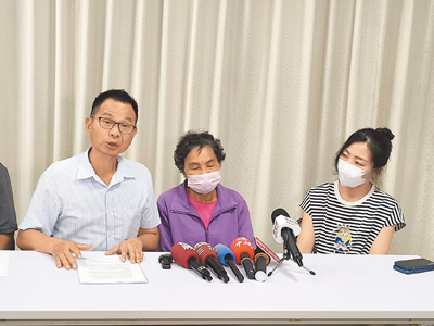 劉姓母女在台中市議員陳清龍(左一)陪同下,出面指控鄧姓保險經紀人讓她們投入1000萬元買保單,卻疑似遭詐騙,要告鄧男詐欺。(李京昇攝) image