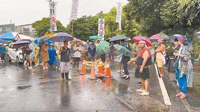 台東縣議會專案小組9日赴台東市新園里的豆腐工廠勘查,里民高舉旗幟,當面向縣議員攔路陳情。(民眾提供/蕭嘉蕙台東傳真) image