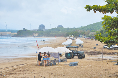 丹娜絲颱風雖已在7日出海,但9日墾丁最熱鬧的南灣沙灘浪高超過1公尺,遊客稀少。(羅琦文攝) image