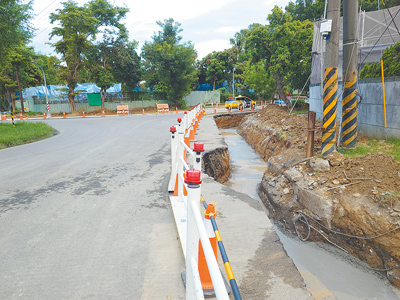 高雄市左營區合群、建業與自治社區周遭,同時有多項工程進行,造成道路明顯損害,居民抱怨形同遭到「四面圍城」影響出入,更有安全隱患。(任義宇攝) image